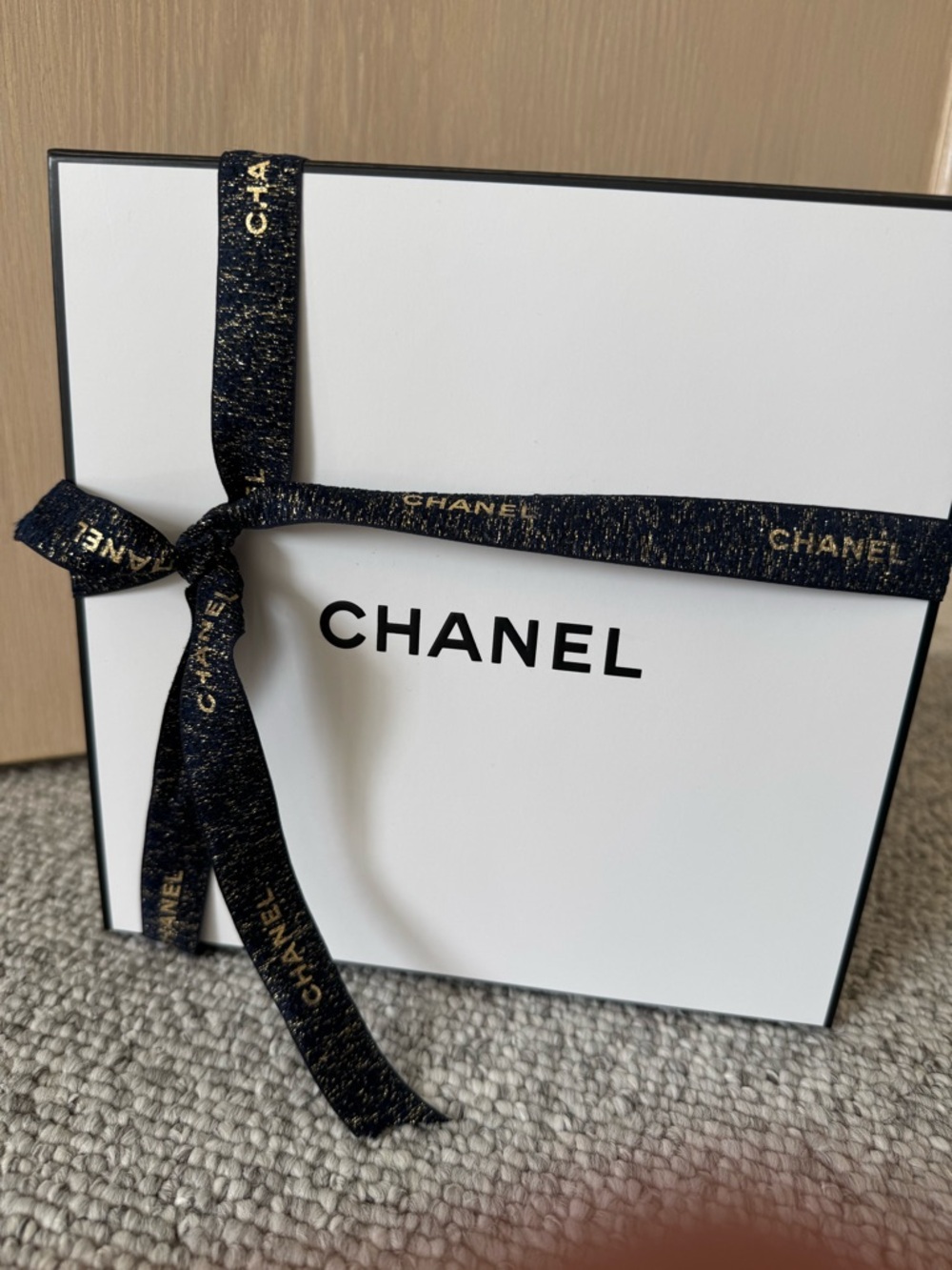 NEW! CHANEL Empty GIFT BOX 8.5X8.5X4 Chanel Cosmetic Sample Pillow Pack, Ribbon